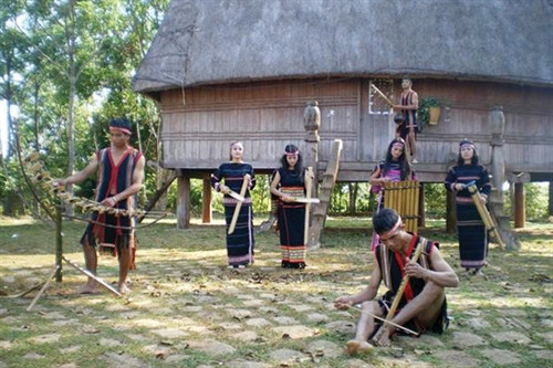 Các nhạc cụ đều được làm bằng ống lồ ô. Các nhạc cụ đều được làm bằng ống lồ ô.