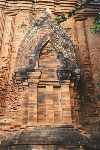 Trong nhiều thập niên, Tháp Đôi rơi vào cảnh hoang phế. Đến năm 1990, tháp mới được trùng tu lại và có hiện trạng như hiện nay Trong nhiều thập niên, Tháp Đôi rơi vào cảnh hoang phế. Đến năm 1990, tháp mới được trùng tu lại và có hiện trạng như hiện nay