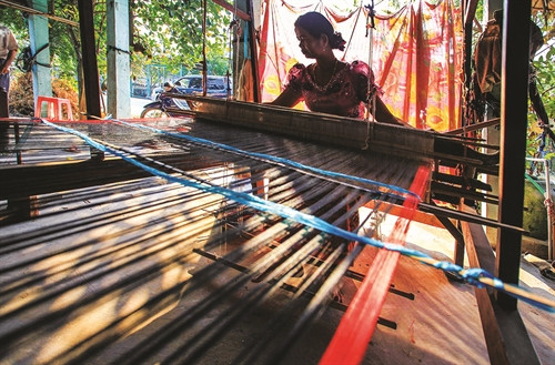 Chị Neang Samon ở ấp Srây Skốth, xã Văn Giáo hàng ngày miệt mài bên khung dệt thổ cẩm