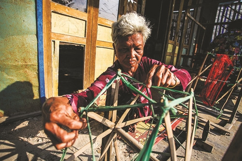 Người lớn tuổi với kinh nghiệm dệt thổ cẩm sẽ là người "truyền lửa" và duy trì nghề truyền thống cho các thế hệ sau