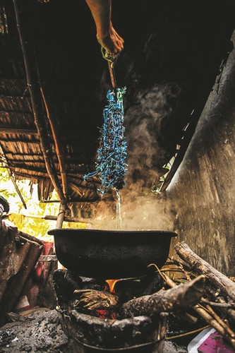 Nhuộm màu cho sợi là công đoạn rất quan trọng để có được những sản phẩm thổ cẩm bền, đẹp