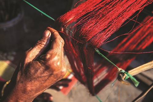 Người Khmer dùng các loại thuốc nhuộm theo phương pháp cổ truyền có nguồn gốc từ thiên nhiên giúp cho lụa óng ả, mượt mà