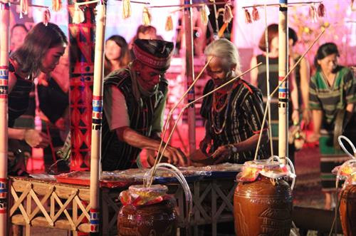 Tái hiện Lễ cúng sức khỏe của dân tộc M’Nông. Ảnh: Ngọc Minh - TTXVN Tái hiện Lễ cúng sức khỏe của dân tộc M’Nông. Ảnh: Ngọc Minh - TTXVN