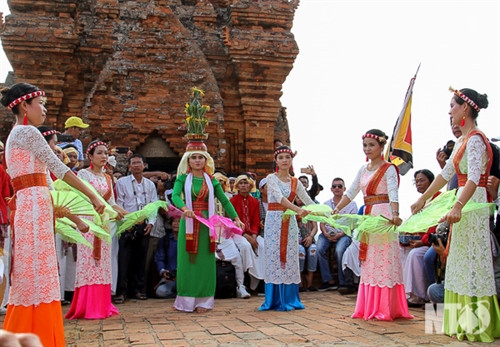 Cụm tháp Hòa Lai gồm tháp Bắc và tháp Nam thuộc địa bàn xã Bắc Phong,Thuận Bắc. Tháp Bắc có kiến trúc khối vuông vững chải với nhiều họa tiết đặc sắc. Tháp Nam mặt tường gạch chạm khắc hoa văn nhưng ở dạng phác thảo. Cấu trúc xây dựng tháp Hòa Lai gồm có ba tầng vững chải. Những mảng điêu khắc hình tượng người và chim Garuda. Họa tiết hoa văn đặc sắc của tháp Hòa Lai. Cửa vào tháp Hòa Lai được mở về hướng Đông. Toàn cảnh cụm tháp Pô Klong Garai thuộc địa bàn phường Đô Vinh. Họa tiết hoa văn và tượng thần trang trí trên các góc tháp. Tháp Pô Klong Garai vào dịp lễ hội Ka tê hàng năm. Du khách tham quan, chụp ảnh lưu niệm tại tháp Pô Klong Garai.