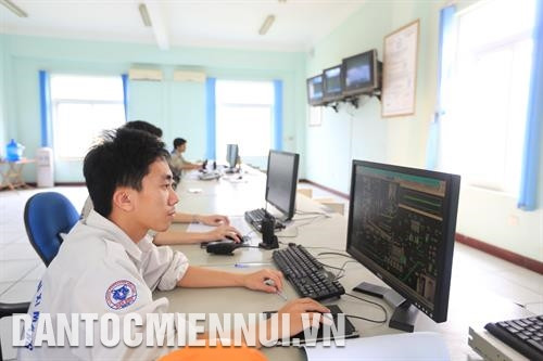 Kể từ khi đi vào sản xuất - năm 2009, Công ty cổ phần xi măng Điện Biên đã từng bước tạo dựng uy tín, cung cấp xi măng cho thị trường các tỉnh: Điện Biên, Sơn La, Lai Châu và một số tỉnh Bắc Lào. Trong ảnh: Phòng điều khiển sản xuất xi măng Poóclăng hỗn hợp PCB 30, PCB 40, PC 40… Ảnh: Hoàng Hà