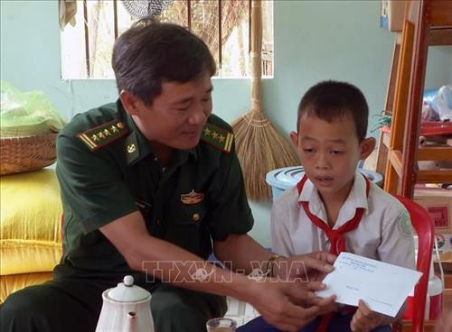 Đại tá Nguyễn Ngọc Minh, Chính ủy Bộ Chỉ huy Bộ đội Biên phòng tỉnh Phú Yên, trao tiền hỗ trợ cho học sinh. Ảnh: Thế Lập - TTXVN Đại tá Nguyễn Ngọc Minh, Chính ủy Bộ Chỉ huy Bộ đội Biên phòng tỉnh Phú Yên, trao tiền hỗ trợ cho học sinh. Ảnh: Thế Lập - TTXVN