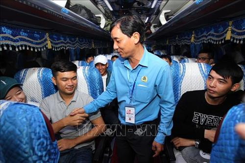 Ông Huỳnh Văn Tuấn, Chủ tịch Công đoàn các Khu chế xuất và Công nghiệp Thành phố Hồ Chí Minh thăm hỏi động viên công nhân lao động về quê đón Tết trên những chuyến xe nghĩa tình. Ảnh: Thanh Vũ – TTXVN Ông Huỳnh Văn Tuấn, Chủ tịch Công đoàn các Khu chế xuất và Công nghiệp Thành phố Hồ Chí Minh thăm hỏi động viên công nhân lao động về quê đón Tết trên những chuyến xe nghĩa tình. Ảnh: Thanh Vũ – TTXVN