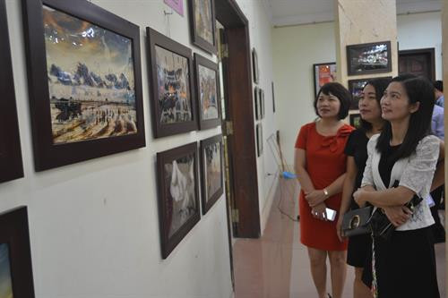 Các đại biểu tham quan Triển lãm. Ảnh: Thu Hoài – TTXVN