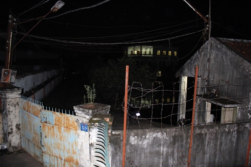 Cổng cơ sở nuôi hổ đóng kín sau vụ tai nạn (Ảnh chụp khoảng 22g30 tối 23-9). Ảnh: ĐÌNH TRỌNG (tuoitre online)