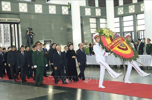 Nhà tang lễ quốc gia, số 5 Trần Thánh Tông (Hà Nội), nơi tổ chức Quốc tang Chủ tịch nước Trần Đại Quang. Ảnh: TTXVN Đồng chí Trương Hoà Bình, Ủy viên Bộ Chính trị, Phó Thủ tướng thường trực Chính phủ đọc Tiểu sử Chủ tịch nước Trần Đại Quang và danh sách Ban Lễ tang. Ảnh: TTXVN Ông Trần Quân, con trai trưởng của Chủ tịch nước Trần Đại Quang thắp nén hương viếng Cha. Ảnh: TTXVN Đoàn gia đình, họ hàng nội ngoại viếng Chủ tịch nước Trần Đại Quang. Ảnh: Nhan Sáng – TTXVN Đoàn Ban Chấp hành Trung ương Đảng Cộng sản Việt Nam, do đồng chí Nguyễn Phú Trọng, Tổng Bí thư Ban Chấp hành Trung ương Đảng làm Trưởng đoàn, viếng Chủ tịch nước Trần Đại Quang. Ảnh: TTXVN Tổng Bí thư Nguyễn Phú Trọng ghi sổ tang. Ảnh: TTXVN Đoàn Chính phủ nước Cộng hòa XHCN Việt Nam, do đồng chí Nguyễn Xuân Phúc, Ủy viên Bộ Chính trị, Thủ tướng Chính phủ làm Trưởng đoàn, viếng Chủ tịch nước Trần Đại Quang. Ảnh: Nhan Sáng – TTXVN Thủ tướng Nguyễn Xuân Phúc chia buồn cùng tang quyến Chủ tịch nước Trần Đại Quang. Ảnh: TTXVN Nguyên Ủy viên Bộ Chính trị, nguyên Chủ tịch nước Trần Đức Lương (bên trái) và nguyên Ủy viên Bộ Chính trị, nguyên Thủ tướng Chính phủ Nguyễn Tấn Dũng (bên phải) ghi sổ tang. Ảnh: TTXVN Đoàn Quốc hội nước Cộng hòa XHCN Việt Nam, do đồng chí Nguyễn Thị Kim Ngân, Ủy viên Bộ Chính trị, Chủ tịch Quốc hội làm Trưởng đoàn, viếng Chủ tịch nước Trần Đại Quang. Ảnh: Nhan Sáng – TTXVN Đồng chí Tòng Thị Phóng (bên trái), Ủy viên Bộ Chính trị, Phó Chủ tịch thường trực Quốc hội và đồng chí Đặng Thị Ngọc Thịnh, Ủy viên Trung ương Đảng, Quyền Chủ tịch nước chia buồn cùng tang quyến Chủ tịch nước Trần Đại Quang. Ảnh: TTXVN Đoàn Văn phòng Chủ tịch nước Cộng hòa XHCN Việt Nam, do đồng chí Đặng Thị Ngọc Thịnh, Ủy viên Trung ương Đảng, Quyền Chủ tịch nước làm Trưởng đoàn, viếng Chủ tịch nước Trần Đại Quang. Ảnh: Nhan Sáng – TTXVN Đoàn Ủy ban Trung ương Mặt trận Tổ quốc Việt Nam, do đồng chí Hầu A Lềnh, Ủy viên Trung ương Đảng, Phó Chủ tịch, Tổng Thư ký UBTƯ MTTQ Việt Nam làm Trưởng đoàn, viếng Chủ tịch nước Trần Đại Quang. Ảnh: TTXVN Đoàn Ban Dân vận Trung ương, do đồng chí Trương Thị Mai, Ủy viên Bộ Chính trị, Bí thư Trung ương Đảng, Trưởng Ban Dân vận Trung ương làm Trưởng đoàn, viếng Chủ tịch nước Trần Đại Quang. Ảnh: TTXVN Đoàn Ban Tổ chức Trung ương, do đồng chí Phạm Minh Chính, Ủy viên Bộ Chính trị, Bí thư Trung ương Đảng, Trưởng Ban Tổ chức Trung ương làm Trưởng đoàn, viếng Chủ tịch nước Trần Đại Quang. Ảnh: Nhan Sáng – TTXVN Đoàn Đảng ủy Công an Trung ương, Bộ Công an, do Thượng tướng Tô Lâm, Ủy viên Bộ Chính trị, Bí thư Đảng ủy Công an Trung ương, Bộ trưởng Bộ Công an làm Trưởng đoàn, viếng Chủ tịch nước Trần Đại Quang. Ảnh: TTXVN Đoàn Quân ủy Trung ương, Bộ Quốc phòng, do đồng chí Ngô Xuân Lịch, Ủy viên Bộ Chính trị, Phó Bí thư Quân ủy Trung ương, Bộ trưởng Bộ Quốc phòng làm Trưởng đoàn, viếng Chủ tịch nước Trần Đại Quang. Ảnh: TTXVN Đoàn Thành ủy, HĐND, UBND, Ủy ban MTTQ Việt Nam TP Hà Nội, do đồng chí Hoàng Trung Hải, Ủy viên Bộ Chính trị, Bí thư Thành uỷ Hà Nội làm Trưởng đoàn, viếng Chủ tịch nước Trần Đại Quang. Ảnh: Nhan Sáng – TTXVN Đoàn Tỉnh ủy, HĐND, UBND, Ủy ban Mặt trận Tổ quốc Việt Nam tỉnh Ninh Bình, do đồng chí Nguyễn Thị Thanh, Ủy viên Trung ương Đảng, Bí thư Tỉnh ủy Ninh Bình làm Trưởng đoàn, viếng Chủ tịch nước Trần Đại Quang. Ảnh: Nhan Sáng – TTXVN Nhà tang lễ quốc gia, số 5 Trần Thánh Tông (Hà Nội), nơi tổ chức Quốc tang Chủ tịch nước Trần Đại Quang. Ảnh: TTXVN Đồng chí Trương Hoà Bình, Ủy viên Bộ Chính trị, Phó Thủ tướng thường trực Chính phủ đọc Tiểu sử Chủ tịch nước Trần Đại Quang và danh sách Ban Lễ tang. Ảnh: TTXVN Ông Trần Quân, con trai trưởng của Chủ tịch nước Trần Đại Quang thắp nén hương viếng Cha. Ảnh: TTXVN Đoàn gia đình, họ hàng nội ngoại viếng Chủ tịch nước Trần Đại Quang. Ảnh: Nhan Sáng – TTXVN Đoàn Ban Chấp hành Trung ương Đảng Cộng sản Việt Nam, do đồng chí Nguyễn Phú Trọng, Tổng Bí thư Ban Chấp hành Trung ương Đảng làm Trưởng đoàn, viếng Chủ tịch nước Trần Đại Quang. Ảnh: TTXVN Tổng Bí thư Nguyễn Phú Trọng ghi sổ tang. Ảnh: TTXVN Đoàn Chính phủ nước Cộng hòa XHCN Việt Nam, do đồng chí Nguyễn Xuân Phúc, Ủy viên Bộ Chính trị, Thủ tướng Chính phủ làm Trưởng đoàn, viếng Chủ tịch nước Trần Đại Quang. Ảnh: Nhan Sáng – TTXVN Thủ tướng Nguyễn Xuân Phúc chia buồn cùng tang quyến Chủ tịch nước Trần Đại Quang. Ảnh: TTXVN Nguyên Ủy viên Bộ Chính trị, nguyên Chủ tịch nước Trần Đức Lương (bên trái) và nguyên Ủy viên Bộ Chính trị, nguyên Thủ tướng Chính phủ Nguyễn Tấn Dũng (bên phải) ghi sổ tang. Ảnh: TTXVN Đoàn Quốc hội nước Cộng hòa XHCN Việt Nam, do đồng chí Nguyễn Thị Kim Ngân, Ủy viên Bộ Chính trị, Chủ tịch Quốc hội làm Trưởng đoàn, viếng Chủ tịch nước Trần Đại Quang. Ảnh: Nhan Sáng – TTXVN Đồng chí Tòng Thị Phóng (bên trái), Ủy viên Bộ Chính trị, Phó Chủ tịch thường trực Quốc hội và đồng chí Đặng Thị Ngọc Thịnh, Ủy viên Trung ương Đảng, Quyền Chủ tịch nước chia buồn cùng tang quyến Chủ tịch nước Trần Đại Quang. Ảnh: TTXVN Đoàn Văn phòng Chủ tịch nước Cộng hòa XHCN Việt Nam, do đồng chí Đặng Thị Ngọc Thịnh, Ủy viên Trung ương Đảng, Quyền Chủ tịch nước làm Trưởng đoàn, viếng Chủ tịch nước Trần Đại Quang. Ảnh: Nhan Sáng – TTXVN Đoàn Ủy ban Trung ương Mặt trận Tổ quốc Việt Nam, do đồng chí Hầu A Lềnh, Ủy viên Trung ương Đảng, Phó Chủ tịch, Tổng Thư ký UBTƯ MTTQ Việt Nam làm Trưởng đoàn, viếng Chủ tịch nước Trần Đại Quang. Ảnh: TTXVN Đoàn Ban Dân vận Trung ương, do đồng chí Trương Thị Mai, Ủy viên Bộ Chính trị, Bí thư Trung ương Đảng, Trưởng Ban Dân vận Trung ương làm Trưởng đoàn, viếng Chủ tịch nước Trần Đại Quang. Ảnh: TTXVN Đoàn Ban Tổ chức Trung ương, do đồng chí Phạm Minh Chính, Ủy viên Bộ Chính trị, Bí thư Trung ương Đảng, Trưởng Ban Tổ chức Trung ương làm Trưởng đoàn, viếng Chủ tịch nước Trần Đại Quang. Ảnh: Nhan Sáng – TTXVN Đoàn Đảng ủy Công an Trung ương, Bộ Công an, do Thượng tướng Tô Lâm, Ủy viên Bộ Chính trị, Bí thư Đảng ủy Công an Trung ương, Bộ trưởng Bộ Công an làm Trưởng đoàn, viếng Chủ tịch nước Trần Đại Quang. Ảnh: TTXVN Đoàn Quân ủy Trung ương, Bộ Quốc phòng, do đồng chí Ngô Xuân Lịch, Ủy viên Bộ Chính trị, Phó Bí thư Quân ủy Trung ương, Bộ trưởng Bộ Quốc phòng làm Trưởng đoàn, viếng Chủ tịch nước Trần Đại Quang. Ảnh: TTXVN Đoàn Thành ủy, HĐND, UBND, Ủy ban MTTQ Việt Nam TP Hà Nội, do đồng chí Hoàng Trung Hải, Ủy viên Bộ Chính trị, Bí thư Thành uỷ Hà Nội làm Trưởng đoàn, viếng Chủ tịch nước Trần Đại Quang. Ảnh: Nhan Sáng – TTXVN Đoàn Tỉnh ủy, HĐND, UBND, Ủy ban Mặt trận Tổ quốc Việt Nam tỉnh Ninh Bình, do đồng chí Nguyễn Thị Thanh, Ủy viên Trung ương Đảng, Bí thư Tỉnh ủy Ninh Bình làm Trưởng đoàn, viếng Chủ tịch nước Trần Đại Quang. Ảnh: Nhan Sáng – TTXVN