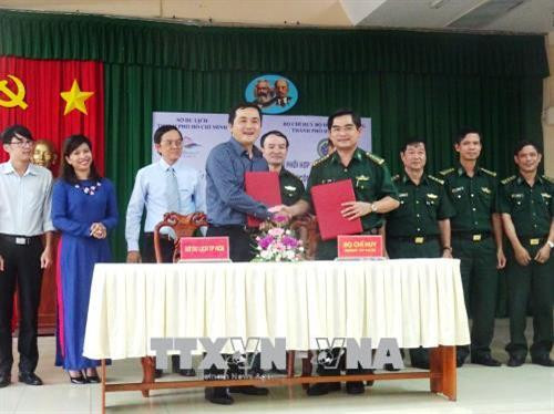 Ông Bùi Tá Hoàng Vũ, Giám đốc Sở Du lịch Thành phố Hồ Chí Minh và Đại tá Tô Danh Út, Chỉ huy trưởng Bộ Chỉ huy Bộ đội biên phòng Thành phố tại buổi ký kết. Ảnh: Gia Thuận - TTXVN Ông Bùi Tá Hoàng Vũ, Giám đốc Sở Du lịch Thành phố Hồ Chí Minh và Đại tá Tô Danh Út, Chỉ huy trưởng Bộ Chỉ huy Bộ đội biên phòng Thành phố tại buổi ký kết. Ảnh: Gia Thuận - TTXVN