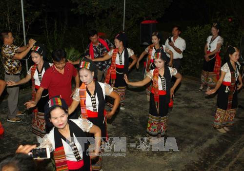 Những điệu múa, lời ca được các câu lạc bộ dân ca nhạc cụ dân tộc Thái biểu diễn giao lưu cùng du khách tại các điểm du lịch cộng đồng (home stay) góp phần gìn giữ và quảng bá bản sắc dân tộc Thái ở huyện Con Cuông, Nghệ An. Ảnh: Thanh Tùng-TTXVN Những điệu múa, lời ca được các câu lạc bộ dân ca nhạc cụ dân tộc Thái biểu diễn giao lưu cùng du khách tại các điểm du lịch cộng đồng (home stay) góp phần gìn giữ và quảng bá bản sắc dân tộc Thái ở huyện Con Cuông, Nghệ An. Ảnh: Thanh Tùng-TTXVN