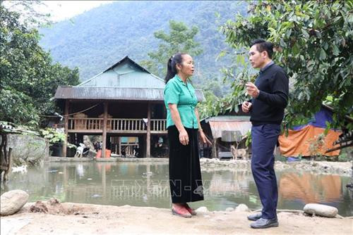 Chị Chìn Me Long chia sẻ với phóng viên TTXVN về kinh nghiệm thoát nghèo. Ảnh: Quý Trung - TTXVN Chị Chìn Me Long chia sẻ với phóng viên TTXVN về kinh nghiệm thoát nghèo. Ảnh: Quý Trung - TTXVN