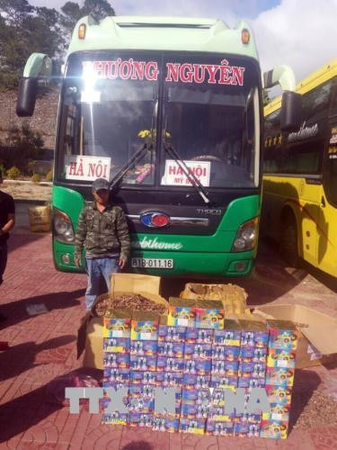 Bắt giữ xe khách vận chuyển pháo nổ trên đường ra Bắc tại tỉnh KonTum. Ảnh: Quang Thái - TTXVN