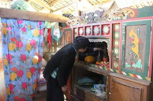 Xóm Nà Van, xã Hồng Trị, huyện Bảo Lạc có khoảng 70 nóc nhà dựa lưng vào núi. Mấy năm gần đây được sự quan tâm đầu tư của Đảng, Nhà nước, đời sống của bà con Lô Lô xóm Nà Van được cải thiện đáng kể. Người phụ nữ Lô Lô xóm Nà Van ai cũng biết se tơ, dệt vải. Trang phục truyền thống của người Lô Lô. Trang phục nam giới Lô Lô đơn giản hơn, màu đen cài khuy ngang, quần ống rộng gần giống quần áo của người Tày, Nùng. Ngày Tết, mọi người quây quần bên bếp lửa, chuẩn bị mâm cơm cúng tổ tiên. Sáng mùng 1 Tết, người đàn ông lớn tuổi trong gia đình sửa soạn bàn thờ mời tổ tiên về đón Tết cùng gia đình. Khách đến chơi nhà được người Lô Lô đón tiếp nồng hậu. Ngày Tết, mọi người khi gặp nhau đều gửi lời chúc phúc cho nhau bằng những làn điệu dân ca mượt mà, sâu lắng. Xóm Nà Van, xã Hồng Trị, huyện Bảo Lạc có khoảng 70 nóc nhà dựa lưng vào núi. Mấy năm gần đây được sự quan tâm đầu tư của Đảng, Nhà nước, đời sống của bà con Lô Lô xóm Nà Van được cải thiện đáng kể. Người phụ nữ Lô Lô xóm Nà Van ai cũng biết se tơ, dệt vải. Trang phục truyền thống của người Lô Lô. Trang phục nam giới Lô Lô đơn giản hơn, màu đen cài khuy ngang, quần ống rộng gần giống quần áo của người Tày, Nùng. Ngày Tết, mọi người quây quần bên bếp lửa, chuẩn bị mâm cơm cúng tổ tiên. Sáng mùng 1 Tết, người đàn ông lớn tuổi trong gia đình sửa soạn bàn thờ mời tổ tiên về đón Tết cùng gia đình. Khách đến chơi nhà được người Lô Lô đón tiếp nồng hậu. Ngày Tết, mọi người khi gặp nhau đều gửi lời chúc phúc cho nhau bằng những làn điệu dân ca mượt mà, sâu lắng.