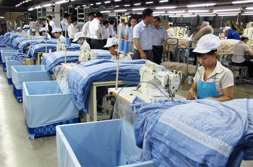 Xưởng sản xuất hàng may mặc của một doanh nghiệp tại Long An. Nguồn: Báo Long An online Xưởng sản xuất hàng may mặc của một doanh nghiệp tại Long An. Nguồn: Báo Long An online