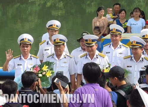 Bộ Tư lệnh Hải quân Vùng 2 tiễn đoàn công tác lên đường làm nhiệm vụ