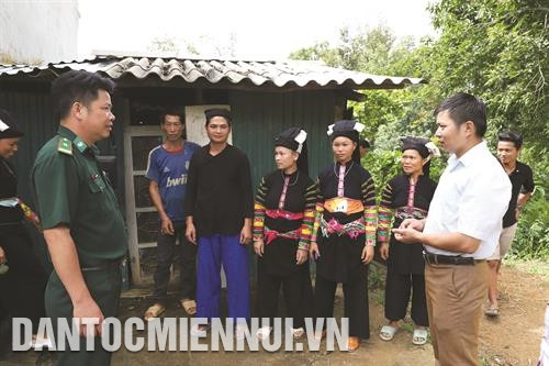 Người Lô Lô ở xóm Khuổi Khon, xã Kim Cúc được cấp bể chứa nước sạch sinh hoạt. Ảnh: An Thành Đạt Cán bộ y tế xã Cô Ba, huyện Bảo Lạc khám sức khỏe cho trẻ em người Lô Lô. Ảnh: An Thành Đạt Cán bộ Đồn biên phòng Cô Ba (Bộ đội Biên phòng tỉnh Cao Bằng) phổ biến kiến thức an ninh - quốc phòng cho người Lô Lô ở xóm Ngàm Lồm, xã Cô Ba, góp phần giữ vững chủ quyền an ninh biên giới quốc gia. Ảnh: An Thành Đạt