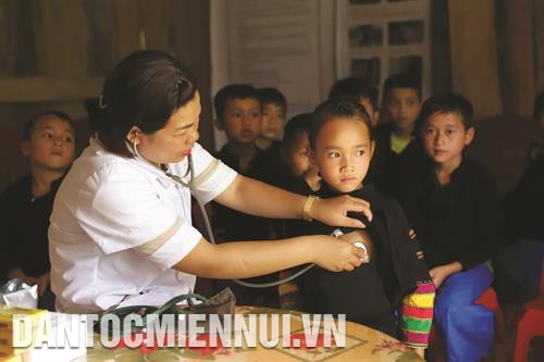 Người Lô Lô ở xóm Khuổi Khon, xã Kim Cúc được cấp bể chứa nước sạch sinh hoạt. Ảnh: An Thành Đạt Cán bộ y tế xã Cô Ba, huyện Bảo Lạc khám sức khỏe cho trẻ em người Lô Lô. Ảnh: An Thành Đạt Cán bộ Đồn biên phòng Cô Ba (Bộ đội Biên phòng tỉnh Cao Bằng) phổ biến kiến thức an ninh - quốc phòng cho người Lô Lô ở xóm Ngàm Lồm, xã Cô Ba, góp phần giữ vững chủ quyền an ninh biên giới quốc gia. Ảnh: An Thành Đạt