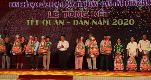 Các hộ nghèo nhận quà tết từ Ban tổ chức Tết quân - dân năm 2020. Ảnh: Lê Sen - TTXVN