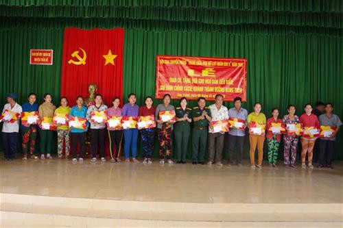 Tặng quà, quốc kỳ cho ngư dân ven biển Sóc Trăng. Ảnh: Trung Hiếu - TTXVN Tặng quà, quốc kỳ cho ngư dân ven biển Sóc Trăng. Ảnh: Trung Hiếu - TTXVN