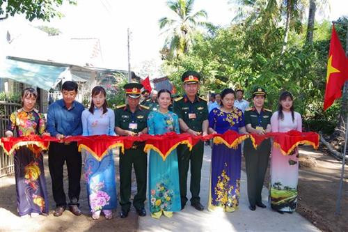 Khánh thành đường giao thông nông thôn. Ảnh: Trung Hiếu - TTXVN Khánh thành đường giao thông nông thôn. Ảnh: Trung Hiếu - TTXVN