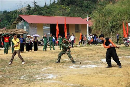 Chương trình tổ chức giao lưu văn hóa, văn nghệ, thể dục, thể thao và tổ chức các trò chơi dân gian như ném còn, đẩy gậy, đánh tu lu... Ảnh: Diệp Anh - TTXVN