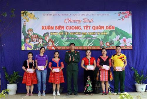 Ban tổ chức đã tặng gần 200 suất quà cho các cán bộ, chiến sỹ, gia đình chính sách, hộ gia đình có hoàn cảnh khó khăn trên địa bàn đóng quân thuộc xã Tân Xuân, huyện Vân Hồ (Sơn La). Ảnh: Diệp Anh - TTXVN