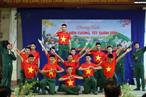 Các tiết mục văn nghệ đặc sắc do quân và dân cùng trình diễn. Ảnh: Diệp Anh - TTXVN