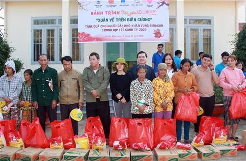 Trao quà cho bà con nghèo vùng biên giới Bù Gia Mập. Ảnh: K GỬI H - TTXVN Trao quà cho bà con nghèo vùng biên giới Bù Gia Mập. Ảnh: K GỬI H - TTXVN