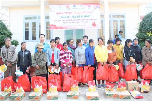 Trao quà cho bà con nghèo vùng biên giới Bù Gia Mập. Ảnh: K GỬI H - TTXVN Trao quà cho bà con nghèo vùng biên giới Bù Gia Mập. Ảnh: K GỬI H - TTXVN