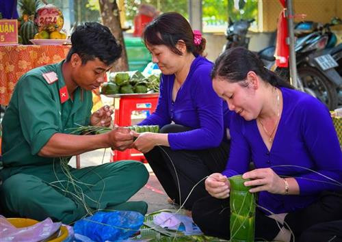 Các đội tham gia gói bánh tét. Ảnh: Lê Sen - TTXVN