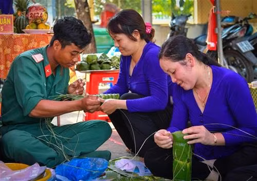 Các đội tham gia gói bánh tét. Ảnh: Lê Sen - TTXVN