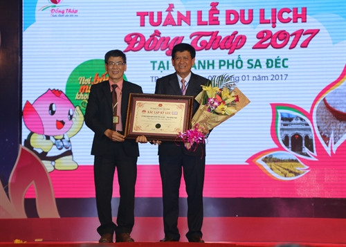Đại diện Trung tâm Sách kỷ lục Việt Nam trao chứng nhận “Thác hoa tươi lớn nhất Việt Nam” cho tỉnh Đồng Tháp. Ảnh: Nguyễn Văn Trí- TTXVN