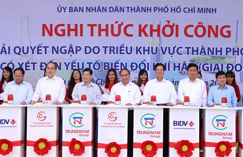 Sáng 26/6/2016, tại Thành phố Hồ Chí Minh, Thủ tướng Nguyễn Xuân Phúc đến dự Lễ khởi công Dự án giải quyết ngập do triều khu vực Thành phố Hồ Chí Minh có xét đến yếu tố biến đổi khí hậu (giai đoạn 1). Trong ảnh: Thủ tướng Nguyễn Xuân Phúc và các đại biểu thực hiện nghi thức bấm nút khởi công. Ảnh: Thống Nhất-TTXVN Sáng 26/6/2016, tại Thành phố Hồ Chí Minh, Thủ tướng Nguyễn Xuân Phúc đến dự Lễ khởi công Dự án giải quyết ngập do triều khu vực Thành phố Hồ Chí Minh có xét đến yếu tố biến đổi khí hậu (giai đoạn 1). Trong ảnh: Thủ tướng Nguyễn Xuân Phúc và các đại biểu thực hiện nghi thức bấm nút khởi công. Ảnh: Thống Nhất-TTXVN