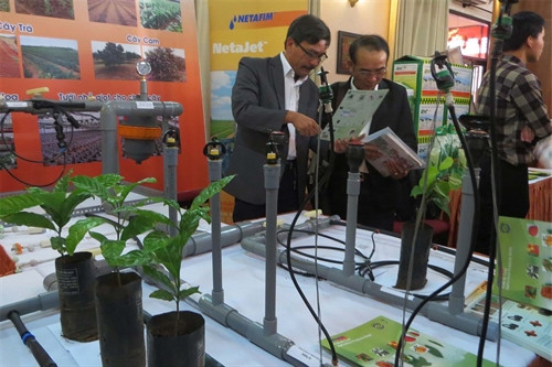 Mô hình tưới nhỏ giọt cho cây cà phê được giới thiệu tại hội thảo Mô hình tưới nhỏ giọt cho cây cà phê được giới thiệu tại hội thảo