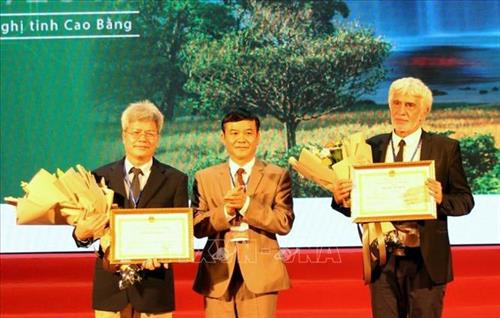 Ông Nguyễn Trung Thảo, Phó Chủ tịch UBND tỉnh tặng Bằng khen vì có nhiều đóng góp cho Công viên địa chất toàn cầu UNESSCO non nước Cao Bằng cho ông Guy Martini, Chủ tịch Hội đồng Mạng lưới CVĐC toàn cầu UNSECO và Trần Tân Văn- PGS.TS Viện trưởng, Viện Khoa học Địa chất khoáng sản. Ảnh: Quốc Đạt - TTXVN Ông Nguyễn Trung Thảo, Phó Chủ tịch UBND tỉnh tặng Bằng khen vì có nhiều đóng góp cho Công viên địa chất toàn cầu UNESSCO non nước Cao Bằng cho ông Guy Martini, Chủ tịch Hội đồng Mạng lưới CVĐC toàn cầu UNSECO và Trần Tân Văn- PGS.TS Viện trưởng, Viện Khoa học Địa chất khoáng sản. Ảnh: Quốc Đạt - TTXVN