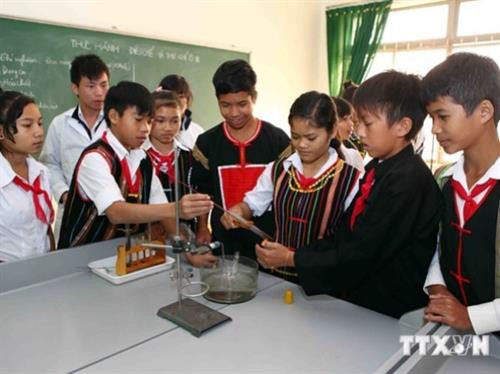 Giờ học thực hành của học sinh dân tộc thiểu số. Ảnh: Quý Trung - TTXVN Giờ học thực hành của học sinh dân tộc thiểu số. Ảnh: Quý Trung - TTXVN