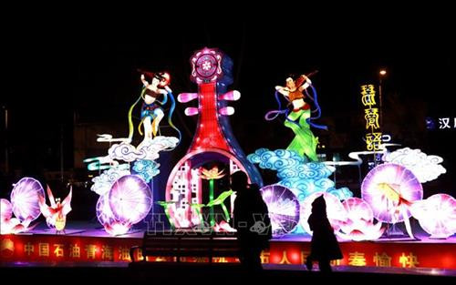 Tượng chú chuột vàng biểu tượng của Năm Canh Tý chào đón du khách tại Đền Tatsumizu ở tỉnh Mie, miền trung Nhật Bản. Ảnh: Kyodo/TTXVN Trang trí đèn lồng đón Tết cổ truyền Canh Tý tại Bắc Kinh, Trung Quốc. Ảnh: THX/TTXVN Các nghệ sĩ biểu diễn màn múa sư tử chào đón Tết Nguyên đán Canh Tý tại Liege, Bỉ, ngày 18/1/2020. Ảnh: THX/ TTXVN Đèn lồng rực rỡ sắc màu chào đón Tết Nguyên đán Canh Tý tại tỉnh Giang Tô, Trung Quốc, ngày 8/1/2020. Ảnh: THX/ TTXVN Người dân chọn mua câu đối chào đón Tết Nguyên đán Canh Tý tại khu chợ ở tỉnh Hải Nam, Trung Quốc, ngày 9/1/2020. Ảnh: THX/ TTXVN Trẻ em thưởng thức món ăn truyền thống trong dịp Năm mới tại tỉnh Giang Tô, Trung Quốc. Ảnh: THX/TTXVN Đèn lồng được thắp sáng rực rỡ để chào đón năm mới tại tỉnh Cam Túc, Trung Quốc, ngày 17/1/2020. Ảnh: THX/ TTXVN Đèn lồng đỏ trang trí tại khu phố người Hoa ở Yangon, Myanmar. Ảnh: THX/TTXVN Người dân mua sắm tại một siêu thị của người Hoa chuẩn bị đón Tết cổ truyền Canh Tý ở Toronto, Canada, ngày 21/1. Ảnh: THX/TTXVN Chào đón Năm mới 2020 trên đỉnh Núi Shiniu ở tỉnh Phúc Kiến, Trung Quốc. Ảnh: THX/TTXVN Người dân chiêm ngưỡng các tác phẩm tại Triển lãm đèn lồng nghệ thuật chào Năm mới ở thành phố Lâm Nghi, tỉnh Sơn Đông, miền đông Trung Quốc, ngày 4/1/2020. Ảnh: THX/ TTXVN Màn múa sư tử chào đón Tết cổ truyền Canh Tý tại khu phố người Hoa ở Manila, Philippines, ngày 25/1. Ảnh: THX/TTXVN Người dân thăm cung hoàng gia Gyeongbo ở Seoul, Hàn Quốc trong dịp Tết Canh Tý ngày 25/1. Ảnh: YONHAP/TTXVN Đèn lồng được thắp sáng rực rỡ để chào đón năm mới tại Khu tự trị dân tộc Choang Quảng Tây, Trung Quốc, ngày 17/1/2020. Ảnh: THX/ TTXVN Vũ công biểu diễn màn múa sư tử chào đón Tết Nguyên đán Canh Tý tại Kota Kinabalu, Sabah, Malaysia, ngày 11/1/2020. Ảnh: THX/ TTXVN Tượng chú chuột vàng biểu tượng của Năm Canh Tý chào đón du khách tại Đền Tatsumizu ở tỉnh Mie, miền trung Nhật Bản. Ảnh: Kyodo/TTXVN Trang trí đèn lồng đón Tết cổ truyền Canh Tý tại Bắc Kinh, Trung Quốc. Ảnh: THX/TTXVN Các nghệ sĩ biểu diễn màn múa sư tử chào đón Tết Nguyên đán Canh Tý tại Liege, Bỉ, ngày 18/1/2020. Ảnh: THX/ TTXVN Đèn lồng rực rỡ sắc màu chào đón Tết Nguyên đán Canh Tý tại tỉnh Giang Tô, Trung Quốc, ngày 8/1/2020. Ảnh: THX/ TTXVN Người dân chọn mua câu đối chào đón Tết Nguyên đán Canh Tý tại khu chợ ở tỉnh Hải Nam, Trung Quốc, ngày 9/1/2020. Ảnh: THX/ TTXVN Trẻ em thưởng thức món ăn truyền thống trong dịp Năm mới tại tỉnh Giang Tô, Trung Quốc. Ảnh: THX/TTXVN Đèn lồng được thắp sáng rực rỡ để chào đón năm mới tại tỉnh Cam Túc, Trung Quốc, ngày 17/1/2020. Ảnh: THX/ TTXVN Đèn lồng đỏ trang trí tại khu phố người Hoa ở Yangon, Myanmar. Ảnh: THX/TTXVN Người dân mua sắm tại một siêu thị của người Hoa chuẩn bị đón Tết cổ truyền Canh Tý ở Toronto, Canada, ngày 21/1. Ảnh: THX/TTXVN Chào đón Năm mới 2020 trên đỉnh Núi Shiniu ở tỉnh Phúc Kiến, Trung Quốc. Ảnh: THX/TTXVN Người dân chiêm ngưỡng các tác phẩm tại Triển lãm đèn lồng nghệ thuật chào Năm mới ở thành phố Lâm Nghi, tỉnh Sơn Đông, miền đông Trung Quốc, ngày 4/1/2020. Ảnh: THX/ TTXVN Màn múa sư tử chào đón Tết cổ truyền Canh Tý tại khu phố người Hoa ở Manila, Philippines, ngày 25/1. Ảnh: THX/TTXVN Người dân thăm cung hoàng gia Gyeongbo ở Seoul, Hàn Quốc trong dịp Tết Canh Tý ngày 25/1. Ảnh: YONHAP/TTXVN Đèn lồng được thắp sáng rực rỡ để chào đón năm mới tại Khu tự trị dân tộc Choang Quảng Tây, Trung Quốc, ngày 17/1/2020. Ảnh: THX/ TTXVN Vũ công biểu diễn màn múa sư tử chào đón Tết Nguyên đán Canh Tý tại Kota Kinabalu, Sabah, Malaysia, ngày 11/1/2020. Ảnh: THX/ TTXVN