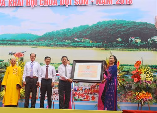 Lễ đón nhận Bằng xếp hạng di tích Quốc gia đặc biệt và khai hội chùa Đọi Sơn (huyện Duy Tiên) năm 2018. Ảnh: Đại Nghĩa - TTXVN