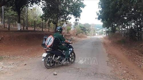 Bộ đội biên phòng chở theo thùng loa đi khắp các đường làng, ngõ xóm vùng biên giới để tuyên truyền phòng chống dịch COVID-19 đến người dân. Ảnh: Hồng Điệp - TTXVN Bộ đội biên phòng chở theo thùng loa đi khắp các đường làng, ngõ xóm vùng biên giới để tuyên truyền phòng chống dịch COVID-19 đến người dân. Ảnh: Hồng Điệp - TTXVN