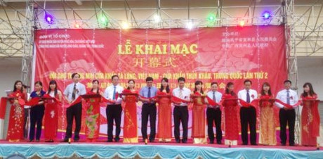 Các đại biểu cắt băng khai mạc Hội chợ thương mại quốc tế Việt - Trung Các đại biểu cắt băng khai mạc Hội chợ thương mại quốc tế Việt - Trung