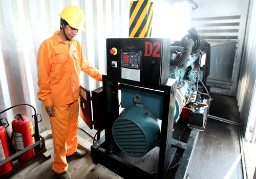 Công nhân Công ty Điện lực Quảng Ngãi vận hành các tổ máy diesel phát điện trên đảo Bé, gồm 2 tổ máy diesel phát điện, công suất 2x110 kVA. Công nhân Công ty Điện lực Quảng Ngãi vận hành các tổ máy diesel phát điện trên đảo Bé, gồm 2 tổ máy diesel phát điện, công suất 2x110 kVA.