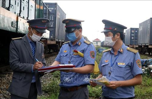 Ký cam kết về an toàn dịch tễ trước khi đoàn tàu khởi hành. Ảnh: Quốc Khánh - TTXVN Ký cam kết về an toàn dịch tễ trước khi đoàn tàu khởi hành. Ảnh: Quốc Khánh - TTXVN