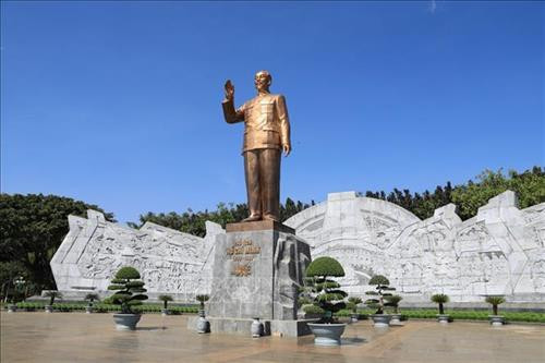 Quảng trường Đại Đoàn Kết, thành phố Pleiku (Gia Lai). Ảnh: Thành Đạt - TTXVN Quảng trường Đại Đoàn Kết, thành phố Pleiku (Gia Lai). Ảnh: Thành Đạt - TTXVN