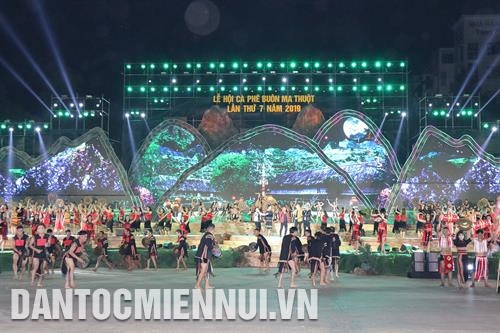 Đêm khai mạc Lễ hội cà phê Buôn Ma Thuột lần thứ 7 năm 2019 diễn ra với nhiều tiết mục nghệ thuật đặc sắc. Ảnh: Tuấn Anh