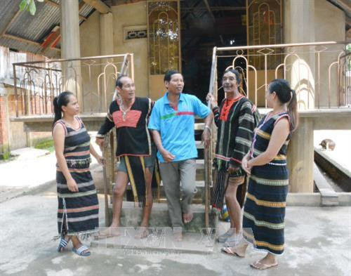 Ông Y’Plu Êung (đứng giữa) trao đổi kinh nghiệm sản xuất với người dân. Ảnh: Nguyễn Tuấn Anh – TTXVN Ông Y’Plu Êung (đứng giữa) trao đổi kinh nghiệm sản xuất với người dân. Ảnh: Nguyễn Tuấn Anh – TTXVN