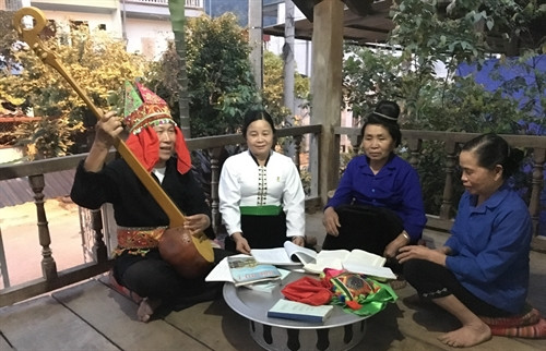 Nghệ nhân Điêu Văn Minh đang hướng dẫn hát then. Ảnh: Nguyễn Cường - TTXVN