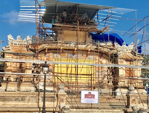 Bia Quốc học dự kiến hoàn thành vào tháng 1/2017.