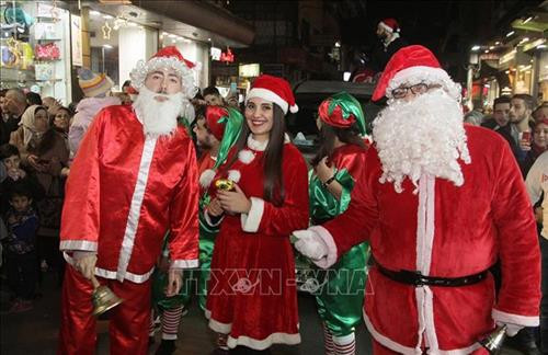 Trẻ em vui chơi mừng đón lễ Giáng sinh tại Singapore. Ảnh: THX/TTXVN Người dân tham gia cuộc thi chạy Ông già Noel tại Vilnius, Litsva. Ảnh: THX/TTXVN Hát mừng lễ Giáng Sinh tại Nhà thờ Frankfurt, Đức. Ảnh: THX/TTXVN Thợ lặn trong trang phục Ông già Noel chào đón du khách tới Công viên Thủy cung ở Manila, Philippines trong dịp lễ Giáng Sinh. Ảnh: THX/TTXVN Thắp sáng cây thông Noel tại Yangon, Myanmar. Ảnh: THX/TTXVN Thắp sáng cây thông Noel chào đón Giáng Sinh và Năm Mới tại quảng trường ở Yerevan, Armenia. Ảnh: THX/TTXVN Hàng trăm người trong trang phục ông già Noel tham gia lễ hội SantaCon chào đón Giáng Sinh ở New York, Mỹ. Ảnh: THX/TTXVN Một gia đình mua sắm chuẩn bị lễ Giáng Sinh tại Houston, Mỹ. Ảnh: THX/TTXVN Người dân Tây Ban Nha mừng đón Giáng Sinh tại quảng trường Landmark Puerta del Sol ở Madrid. Ảnh: THX/TTXVN Trẻ em vui chơi tại công viên tuyết nhân tạo trong dịp lễ Giáng Sinh ở tỉnh Banten, Indonesia. Ảnh: THX/TTXVN Trang trí chuẩn bị cho lễ Giáng Sinh tại thủ đô Baghdad, Iraq. Ảnh: THX/TTXVN Mua sắm chuẩn bị cho lễ Giáng Sinh tại thủ đô Baghdad, Iraq. Ảnh: THX/TTXVN Người dân Malaysia tham quan triển lãm "Disney- Giấc mơ Giáng sinh" tại thủ đô Kuala Lumpur. Ảnh: THX/TTXVN Người dân mua sắm chuẩn bị cho Lễ Giáng Sinh tại Bangalore, Ấn Độ. Ảnh: THX/TTXVN Thắp sáng cây thông Noel khổng lồ tại Quảng trường Azneft ở Baku, Azerbaijan. Ảnh: THX/TTXVN Trẻ em Hàn Quốc vui chơi mừng đón lễ Giáng Sinh tại làng Ông già Noel ở Gyeongsangbuk-do. Ảnh: THX/TTXVN Các loại bánh cho Lễ Giáng sinh được bày bán tại Làng Ông già Noel ở Gyeongsangbuk-do, Hàn Quốc. Ảnh: THX/TTXVN Người dân Hàn Quốc chào đón Giáng Sinh tại làng Ông già Noel ở Gyeongsangbuk-do. Ảnh: THX/TTXVN Người dân Syria mừng đón Giáng Sinh tại thủ đô Damascus. Ảnh: THX/TTXVN Trẻ em vui chơi mừng đón lễ Giáng sinh tại Singapore. Ảnh: THX/TTXVN Người dân tham gia cuộc thi chạy Ông già Noel tại Vilnius, Litsva. Ảnh: THX/TTXVN Hát mừng lễ Giáng Sinh tại Nhà thờ Frankfurt, Đức. Ảnh: THX/TTXVN Thợ lặn trong trang phục Ông già Noel chào đón du khách tới Công viên Thủy cung ở Manila, Philippines trong dịp lễ Giáng Sinh. Ảnh: THX/TTXVN Thắp sáng cây thông Noel tại Yangon, Myanmar. Ảnh: THX/TTXVN Thắp sáng cây thông Noel chào đón Giáng Sinh và Năm Mới tại quảng trường ở Yerevan, Armenia. Ảnh: THX/TTXVN Hàng trăm người trong trang phục ông già Noel tham gia lễ hội SantaCon chào đón Giáng Sinh ở New York, Mỹ. Ảnh: THX/TTXVN Một gia đình mua sắm chuẩn bị lễ Giáng Sinh tại Houston, Mỹ. Ảnh: THX/TTXVN Người dân Tây Ban Nha mừng đón Giáng Sinh tại quảng trường Landmark Puerta del Sol ở Madrid. Ảnh: THX/TTXVN Trẻ em vui chơi tại công viên tuyết nhân tạo trong dịp lễ Giáng Sinh ở tỉnh Banten, Indonesia. Ảnh: THX/TTXVN Trang trí chuẩn bị cho lễ Giáng Sinh tại thủ đô Baghdad, Iraq. Ảnh: THX/TTXVN Mua sắm chuẩn bị cho lễ Giáng Sinh tại thủ đô Baghdad, Iraq. Ảnh: THX/TTXVN Người dân Malaysia tham quan triển lãm "Disney- Giấc mơ Giáng sinh" tại thủ đô Kuala Lumpur. Ảnh: THX/TTXVN Người dân mua sắm chuẩn bị cho Lễ Giáng Sinh tại Bangalore, Ấn Độ. Ảnh: THX/TTXVN Thắp sáng cây thông Noel khổng lồ tại Quảng trường Azneft ở Baku, Azerbaijan. Ảnh: THX/TTXVN Trẻ em Hàn Quốc vui chơi mừng đón lễ Giáng Sinh tại làng Ông già Noel ở Gyeongsangbuk-do. Ảnh: THX/TTXVN Các loại bánh cho Lễ Giáng sinh được bày bán tại Làng Ông già Noel ở Gyeongsangbuk-do, Hàn Quốc. Ảnh: THX/TTXVN Người dân Hàn Quốc chào đón Giáng Sinh tại làng Ông già Noel ở Gyeongsangbuk-do. Ảnh: THX/TTXVN Người dân Syria mừng đón Giáng Sinh tại thủ đô Damascus. Ảnh: THX/TTXVN